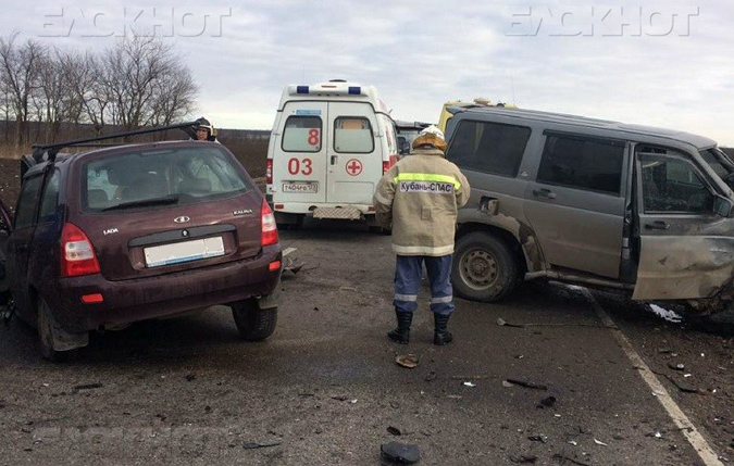 Водителя зажало в кузове Kalina при столкновении с Patriot на Кубани