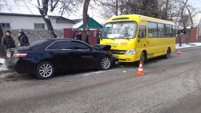 В Кисловодске иномарка врезалась в рейсовый автобус