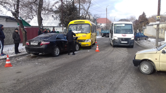 В Кисловодске иномарка врезалась в рейсовый автобус